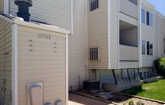 Cherry Creek Schools, 2 bed, 1 bath, 800 sf condo Great location off Havana and Exposition Ave.