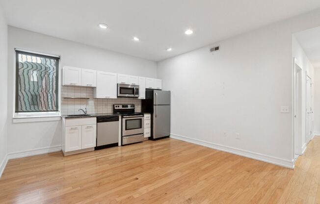 3 beds, 1 bath, 800 sqft, $1,350, Unit Unit 301