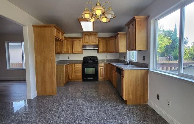 111 Creekside Cir