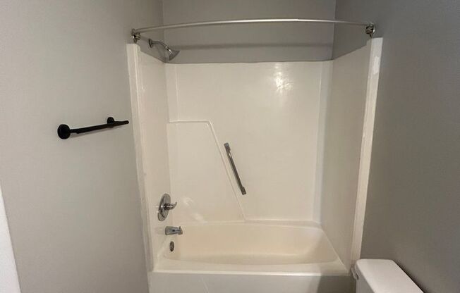 2 beds, 1.5 baths, 1,100 sqft, $1,090, Unit 720-B