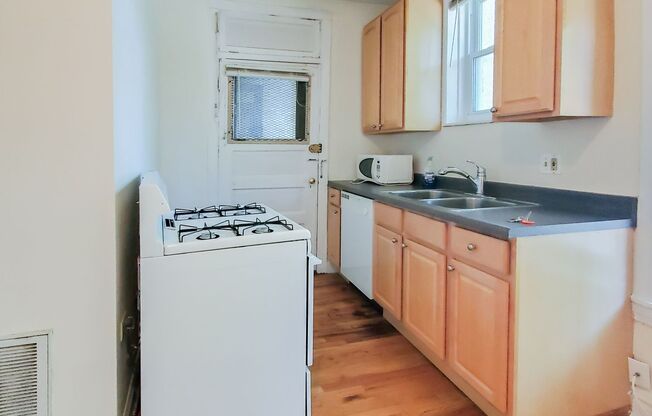 1 bed, 1 bath, 645 sqft, $1,850, Unit 3525.5-3S