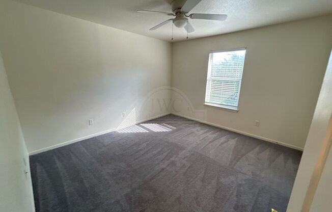 2 beds, 1 bath, $699, Unit 601 Main St N. Unit I