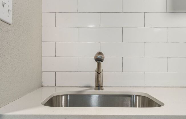 1 bed, 1 bath, 650 sqft, $895, Unit White Oaks #E