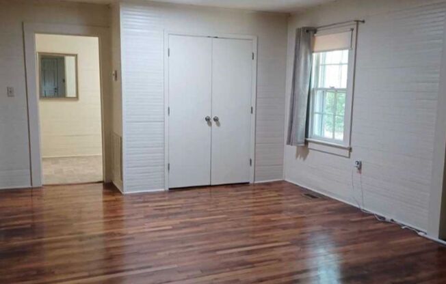 2 beds, 1 bath, $1,300