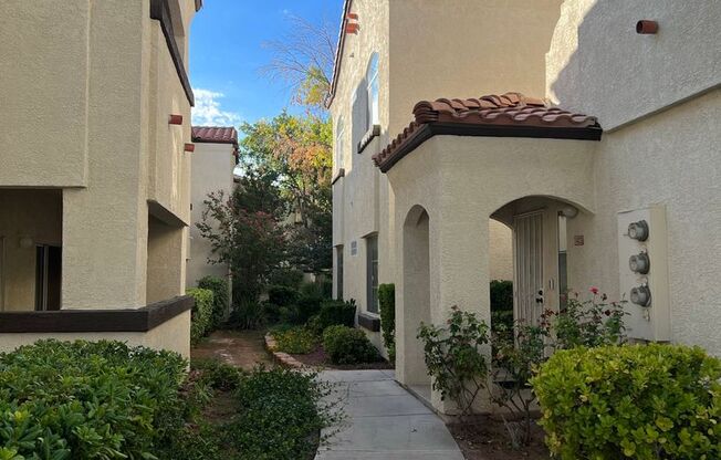 BEAUTIFUL UPGRADED CONDO/MANY AMENITIES - 3 BED, 2 BATH