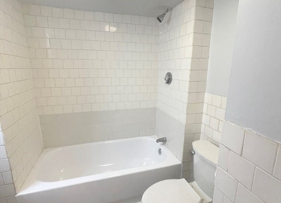 2 beds, 1 bath, 700 sqft, $3,200, Unit G3