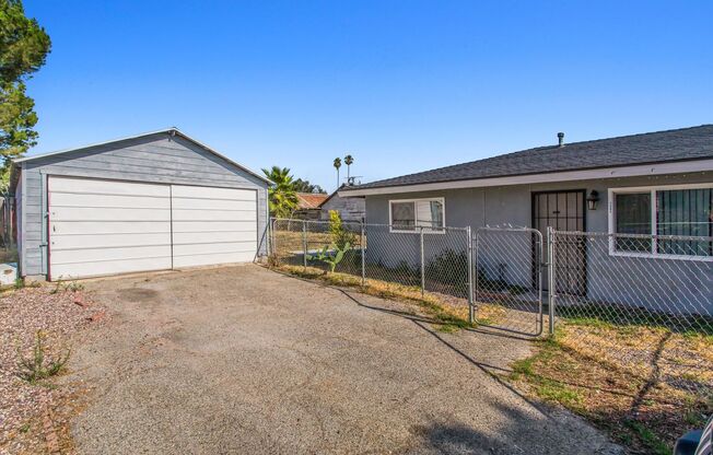 2 bedroom Duplex with Huge yard!
