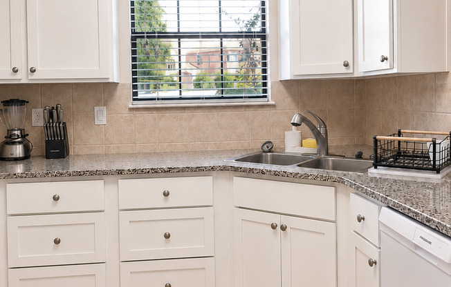 3 beds, 3.5 baths, $2,600, Unit # 804