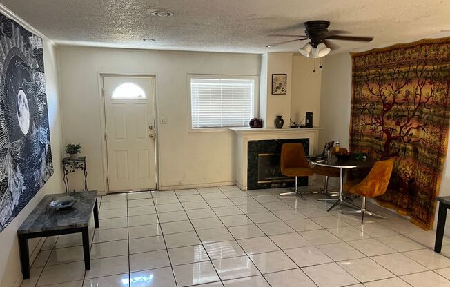 1 bed, 1 bath, 200 sqft, $650, Unit 2 - Front East