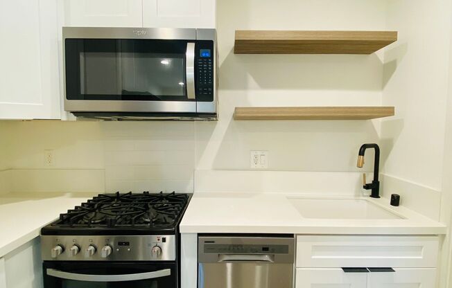 Stylish Santa Monica studio with w/d in unit, and private rear yard.