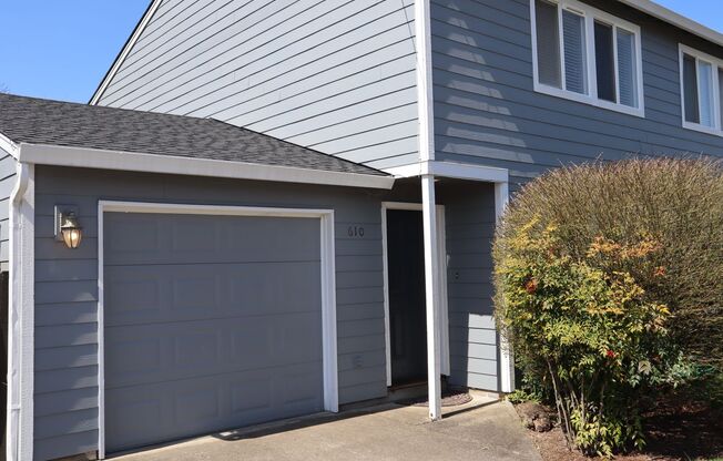 Lovely Well Maintained 2-Bedroom La Center Duplex for Rent - 610 E. Elm Ave