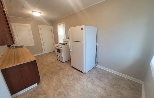 2 beds, 1 bath, $1,095