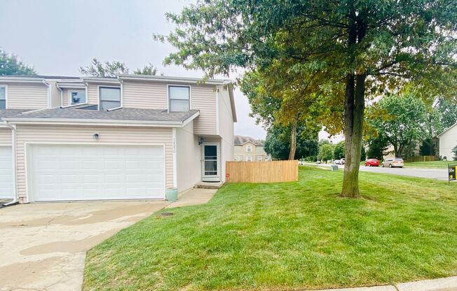 {1423} Olathe Townhome + 3Bed/2.5Bath + Fenced Yard + Easy Highway Access