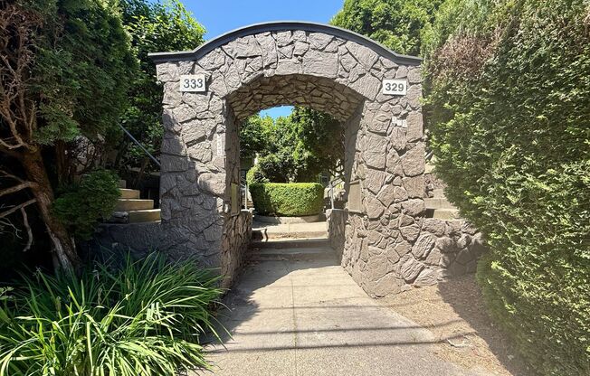 Live in the Heart of Portland’s Buckman Neighborhood — Fur Babies Welcome~ Onsite Laundry
