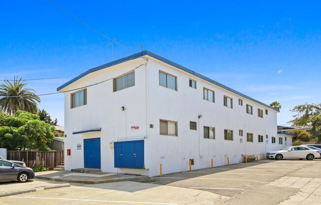 419 Raymond Ave - steps to the beach and Main St!