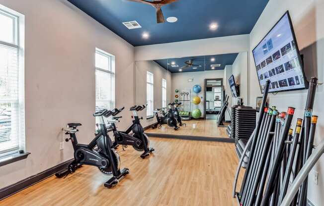 the gym at the benningtonnington apartments