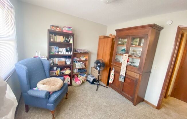 2 beds, 1 bath, $700, Unit 520 Osage Unit 9