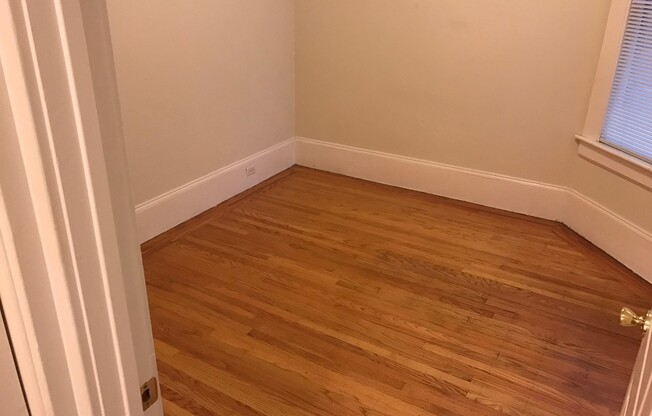 Classic one bedroom in central nob hill easy commute downtown and to shuttles!