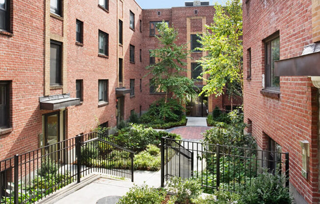 Harvard Terrace - Courtyard