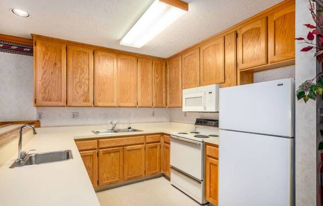 Fully Equipped Kitchen at Barcelona Apartments, California, 93277