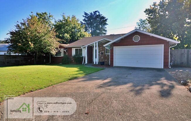 2202 Canal Dr - Family & Living Room with 2 Fireplaces | Tiled Walk-In Shower