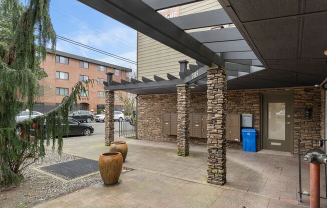 2 beds, 1 bath, 725 sqft, $2,930, Unit 401