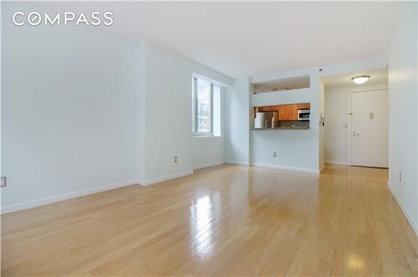 520 W 23 ST