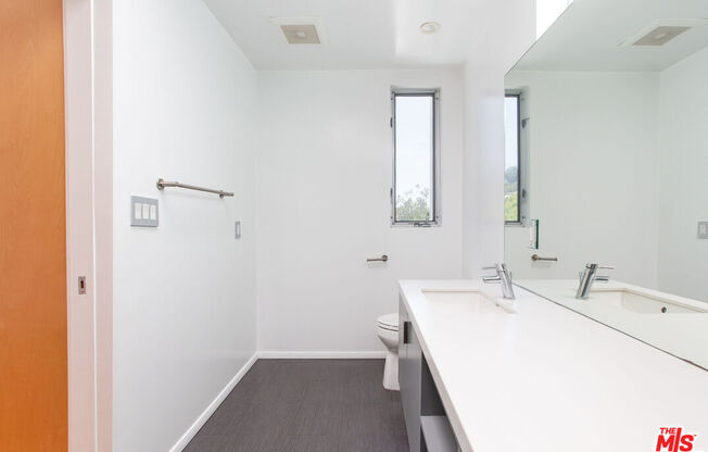 3907 DE LONGPRE AVE