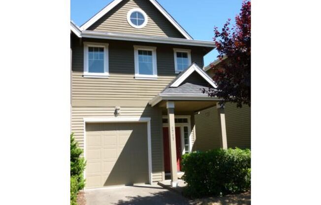Charming 3 Bedroom 2.5 Bath Townhouse in the St. Johns Area! Garage and Washer & Dryer Provided