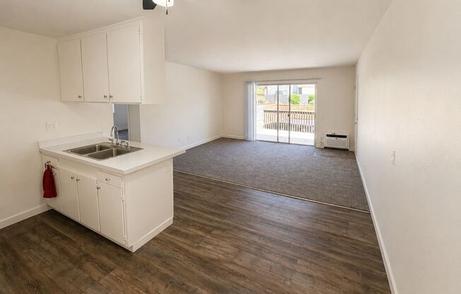 2 beds, 1 bath, 900 sqft, $1,995, Unit 24