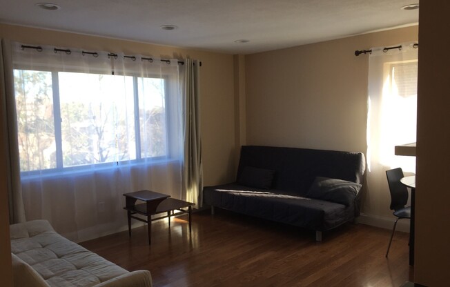 3 beds, 1.5 baths, $4,050, Unit 15