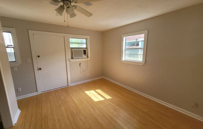 Single family home - 3 bedrooms - Recently Renovated