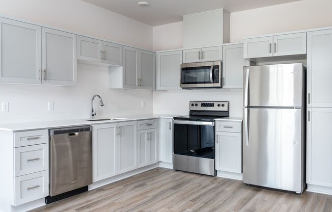 2 beds, 2 baths, 920 sqft, $2,450, Unit 40-401