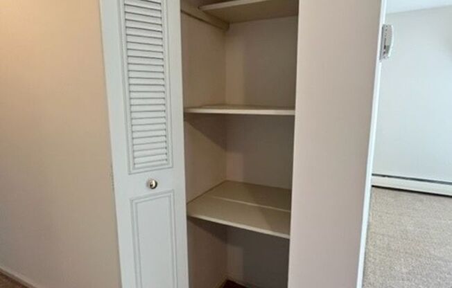 2 beds, 1 bath, 900 sqft, $1,525, Unit 933
