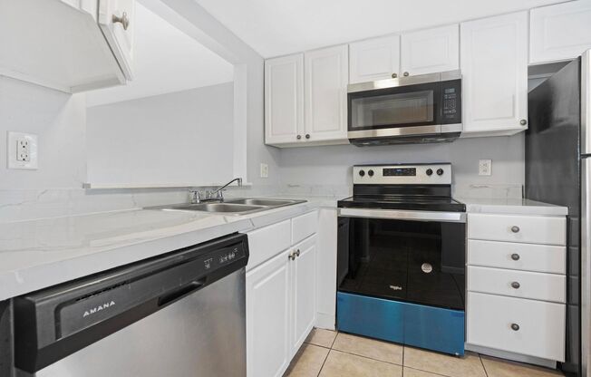 BEAUTFUL RENOVATED TOWNHOUSE 2 BEDROOMS AND 2/2.5 BATHROOMS