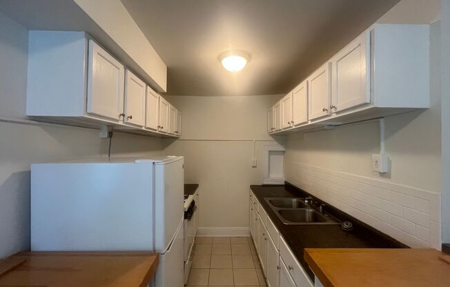 Studio, 1 bath, 450 sqft, $963, Unit 16