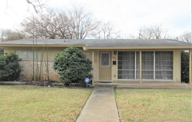 Adorable 2-bedroom/1-bath Duplex in Rosedale