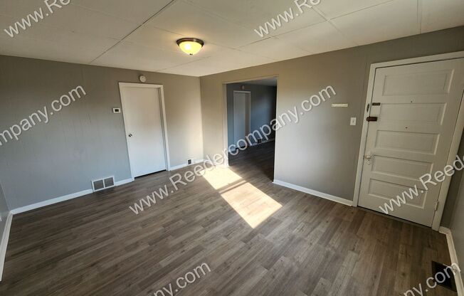 3 beds, 1 bath, $1,350, Unit 2nd floor