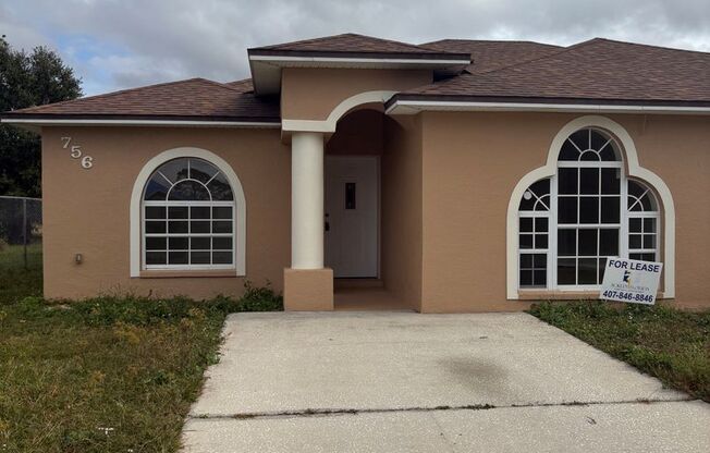 1/2 Duplex in Poinciana