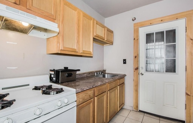 Clean, newly renovated rooming house rooms available for rent (Light St, Lynn)