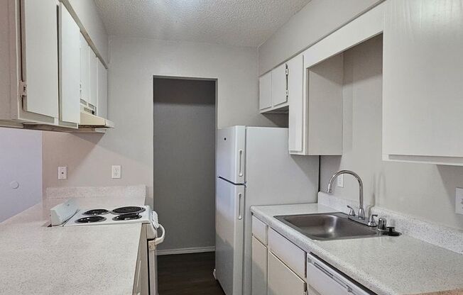 2 beds, 1 bath, 700 sqft, $795, Unit 30306