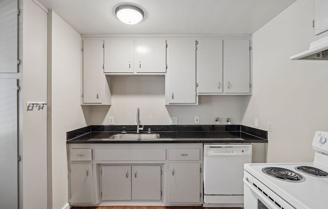 2 beds, 1 bath, 850 sqft, $1,600, Unit 4552