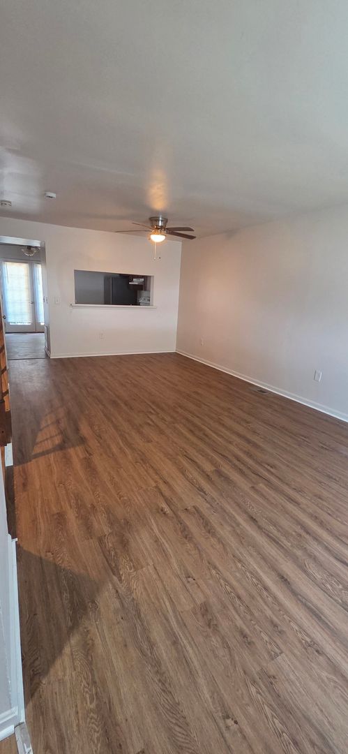 Act Fast! 2 Bedroom Townhome In Columbia