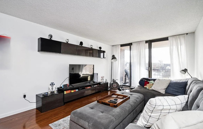 241 S 6th St