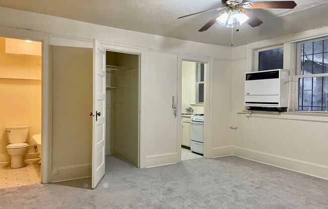 1 bed, 1 bath, 400 sqft, $1,195, Unit B