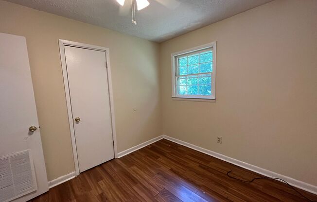 3 beds, 1 bath, $1,100, Unit Apt B