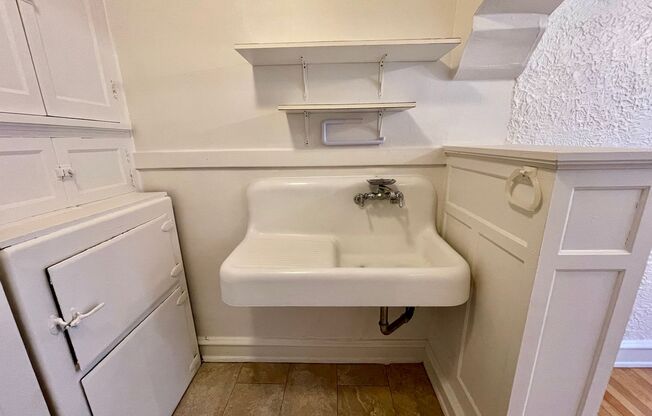 1 bed, 1 bath, $1,025, Unit 102