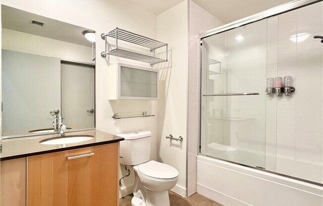 1 bed, 1 bath, 800 sqft, $2,700