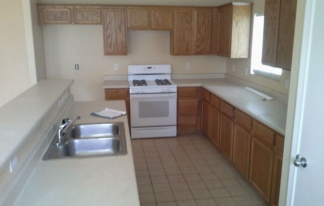 Gorgeous 3 Bedroom Townhome with Attached Garage! Available for Immediate Move in!