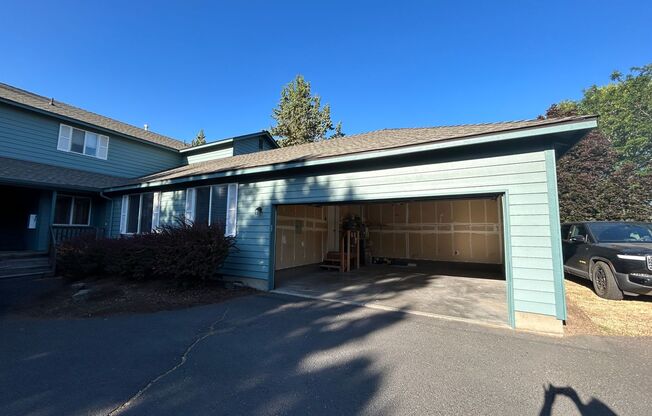 1073 NE HIDDEN VLY DR